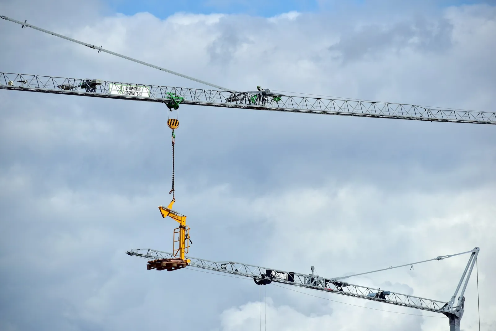 Grue de levage hissant une charge sur un chantier