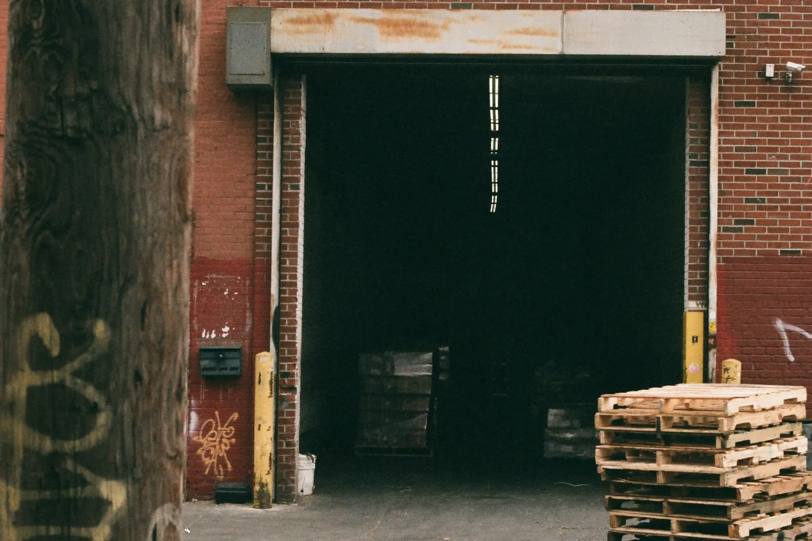 Palettes en bois devant un quai de chargement