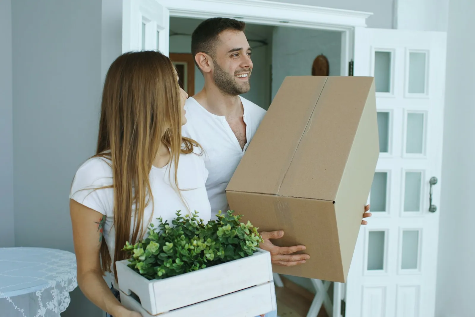 Couple préparant son déménagement au milieu des cartons