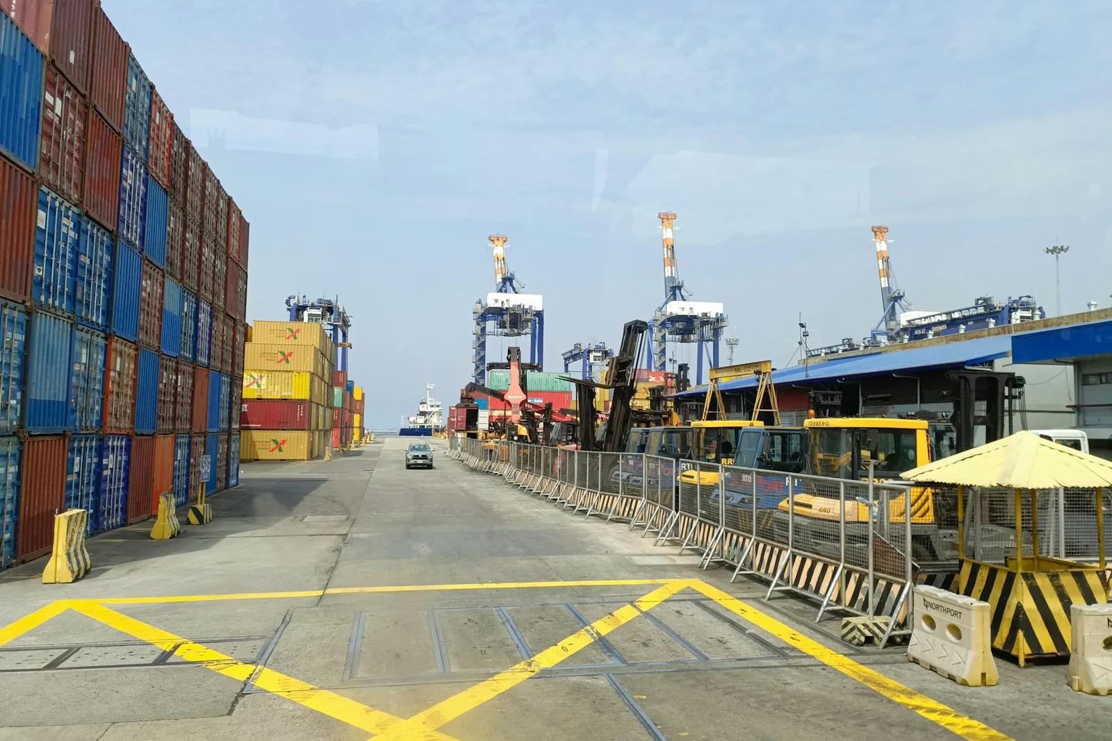 Plateforme logistique avec conteneurs et zone de chargement