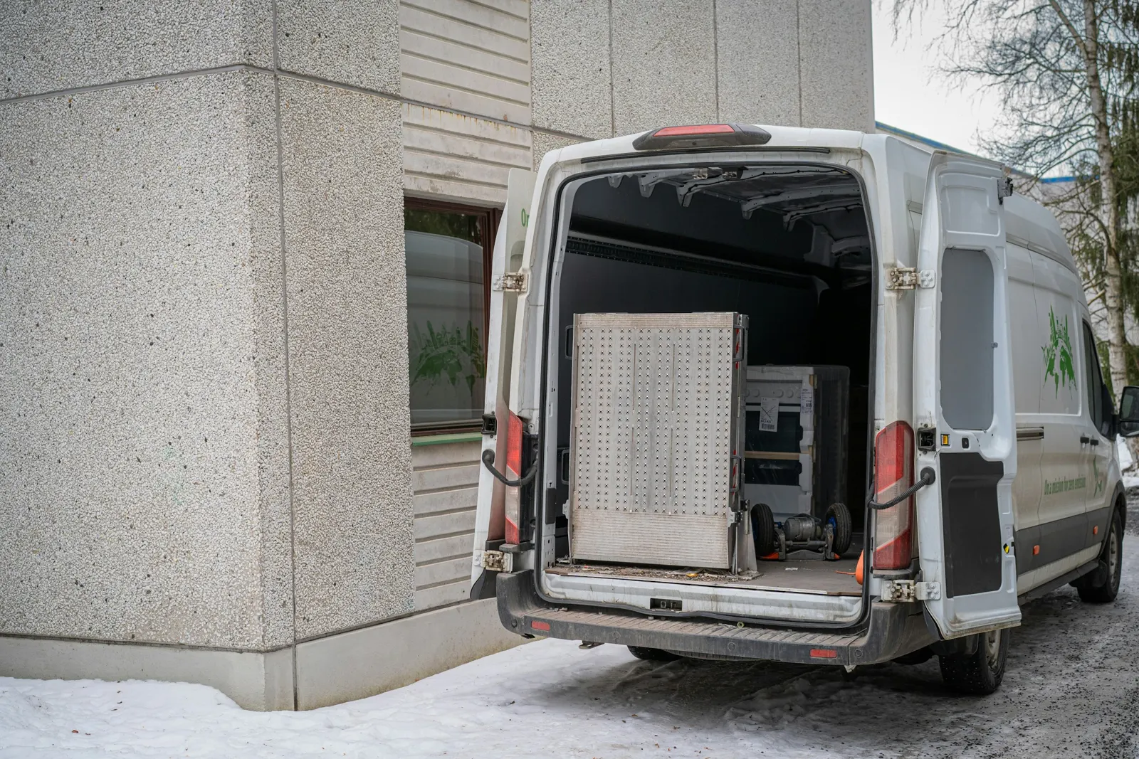 Utilitaire de livraison aux portes arrière ouvertes, prêt au chargement